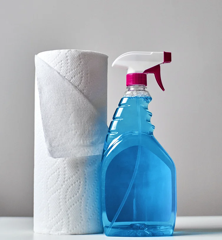 Reinigungsmittel und eine Küchenrolle
