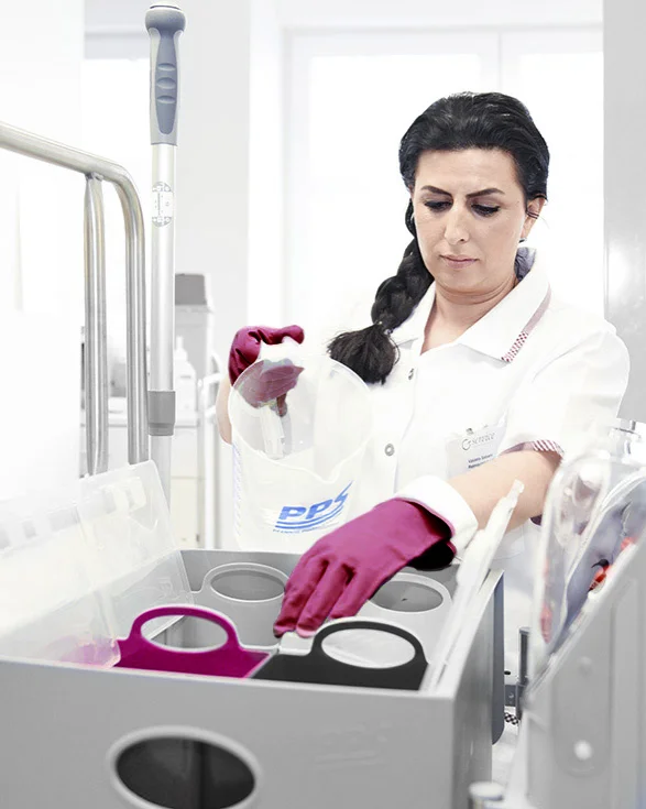 Frau die grade Reinigungsmittel abfüllt